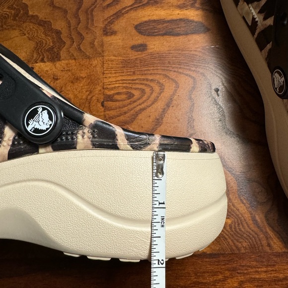 Women’s Size 8 Leopard Print CROCS - Picture 8 of 14